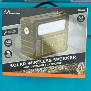 Realtree Solar Wireless Speaker with Built-In Flashlight NIB